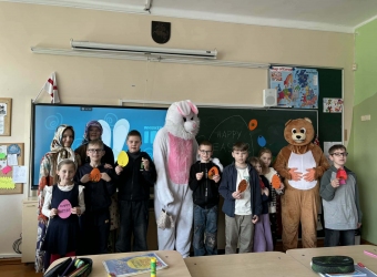 Progimnazijos mažuosius netikėtai aplankė Zuikis Išdykėlis su savo draugu Meškiu!