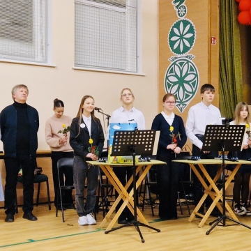 Vasario 15 d. Marijampolės sav. Želsvos progimnazijos mokytojai ir mokiniai dovanojo muzikinę - literatūrinę kompoziciją ,,Metų laikai”.