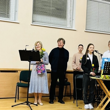 Vasario 15 d. Marijampolės sav. Želsvos progimnazijos mokytojai ir mokiniai dovanojo muzikinę - literatūrinę kompoziciją ,,Metų laikai”.
